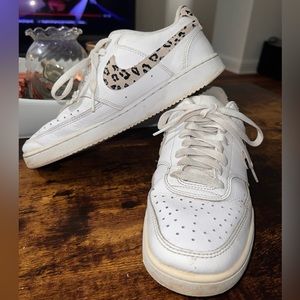 NIKE WOMENS COURT VISION LOW SNEAKER - WHITE WITH CHEETAH